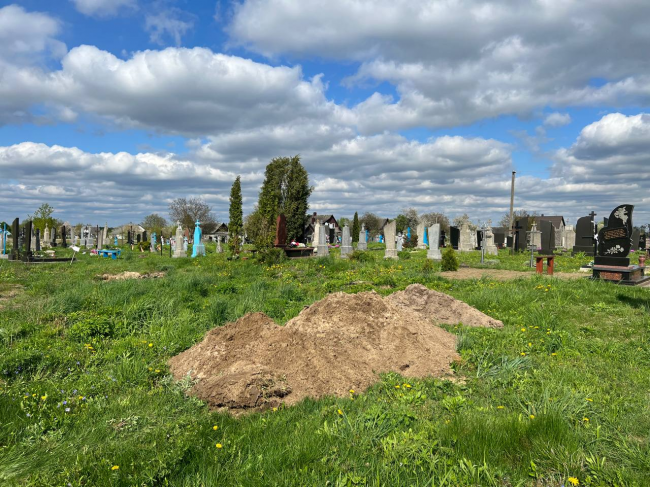 У громаді на Рівненщині прибирають кладовища (ФОТО)