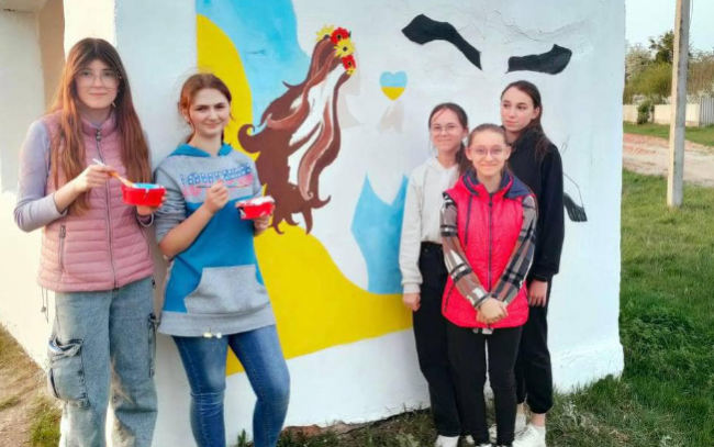 У селі на Дубенщині юні художниці "оновили" автобусну зупинку
