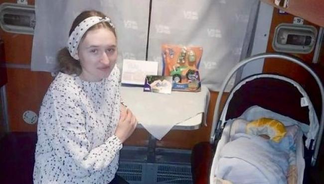 Переселенка, яка почала народжувати в евакуаційному потязі, дісталась Рівненщини