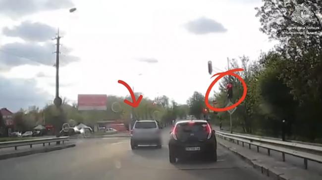У Рівному водійка "проскочила" на червоне світло перед автівкою патрульних (ВІДЕО)