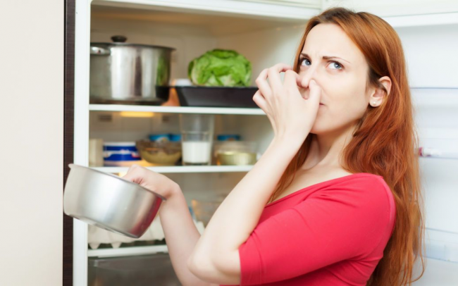 Як позбутися неприємного запаху у холодильнику: поради для дому