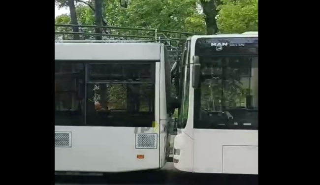 На Соборній у Рівному зіткнулись автобус та тролейбус