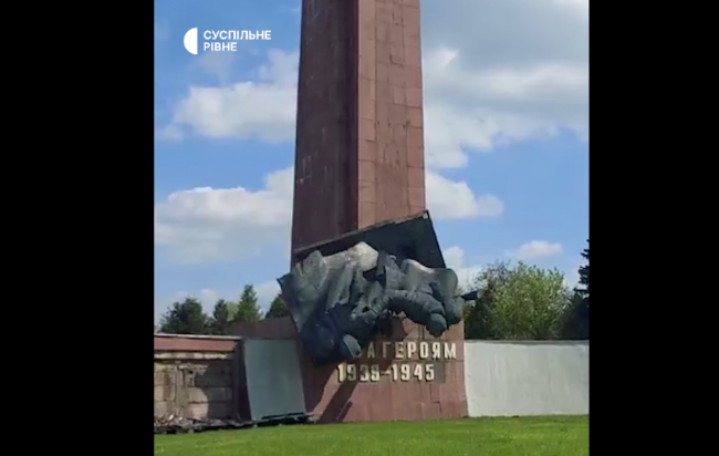 У Рівному на Пагорбі Слави демонтували барельєф та фігури радянських солдатів