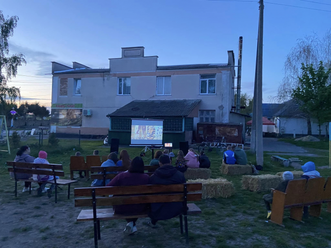У селі на Рівненщині вперше влаштували кінопоказ під відкритим небом