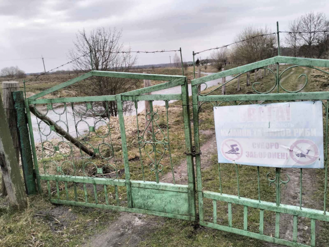 Біля села в Рівненському районі встановили паркан та не пускали людей до ставка