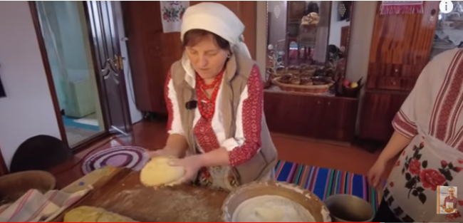 Родина із села на Рівненщині показала відомому ведучому, як пече паску