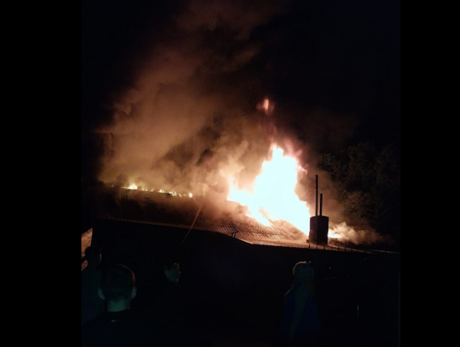 У Рівненському районі вогонь перед святом знищив два будинки: сім`ї залишилися без житла