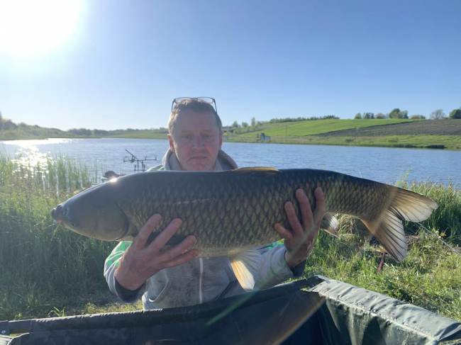 В озері на Рівненщині рибалка спіймав величезного амура (ФОТО, ВІДЕО)