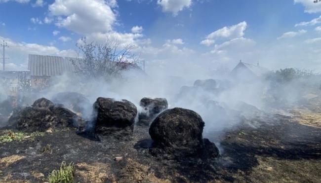 У селі на Сарненщині вогонь знищив 200 тюків сіна і піднавіс