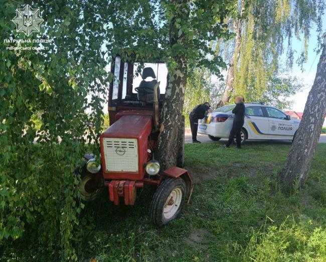 На Дубенщині тракторист врізався у березу, а потім - ще й випив пива