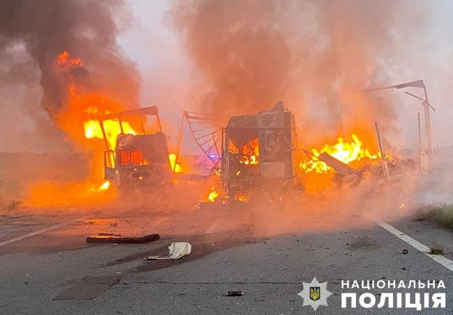 На трасі Київ-Чоп сталась автопроща з трьома вантажівками: загинули двоє людей (ФОТО)