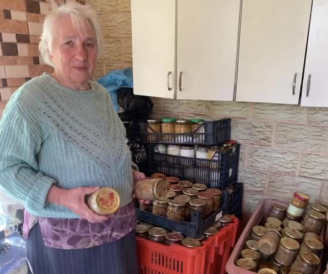 Волонтерка з Рівненщини, яка 22 роки мешкала за кордоном, готує для військових домашню їжу