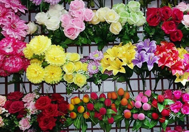 У громаді на Рівненщині заборонено приносити на кладовище штучні квіти