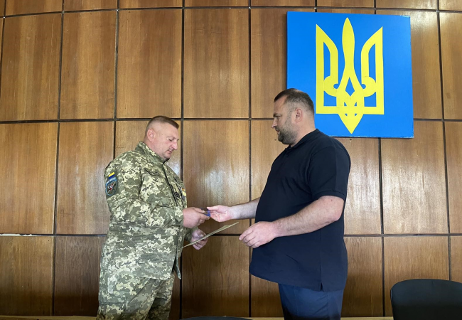Захиснику з Рівненського району вручили відзнаку «За оборону України» 
