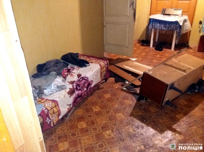 У Рівненському районі двоє молодиків побили і пограбували односельця у його ж будинку