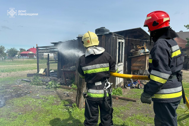 На Сарненщині горіла будівля: що пошкодив вогонь (ФОТО)