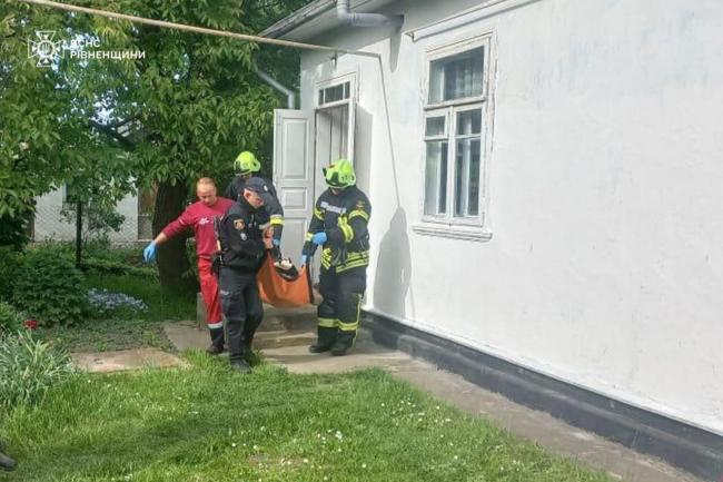 У зачиненому будинку на Рівненщині перебувала жінка, яка потребувала меддопомоги