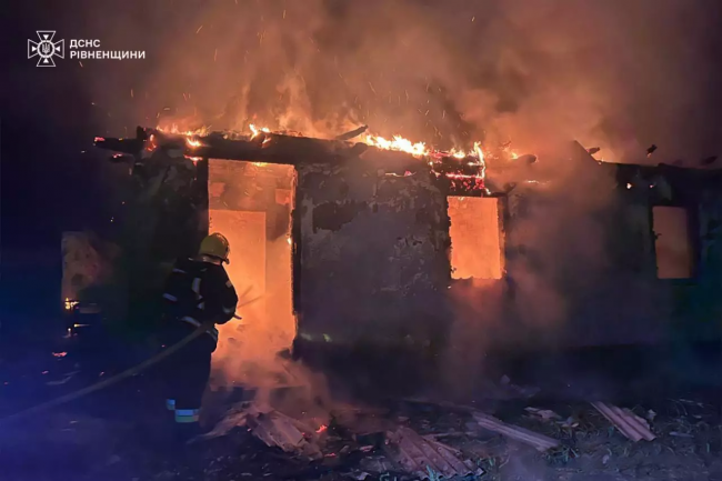 Згоріли речі, стіни, дах і перекриття: у селі на Дубенщині палав будинок
