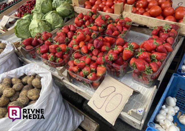 Скільки коштує кілограм полуниць на ринку у Рівному (ФОТО)