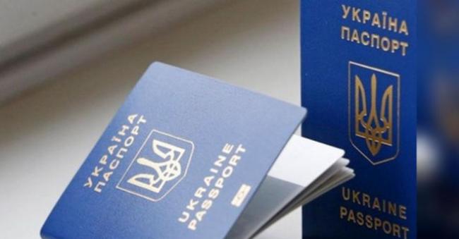 У Рівненському ЦНАПі призупинили одночасне оформлення паспортів