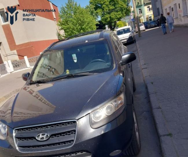 Муніципали штрафували горе-паркувальників на центральних вулицях Рівного