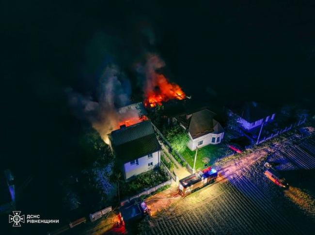 Знищені інструменти та "Мерседес": на Рівненщині палали дві будівлі