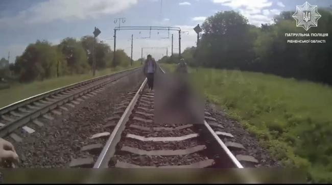 На Рівненщині чоловік сидів на коліях та очікував на поїзд, щоб вкоротити віку