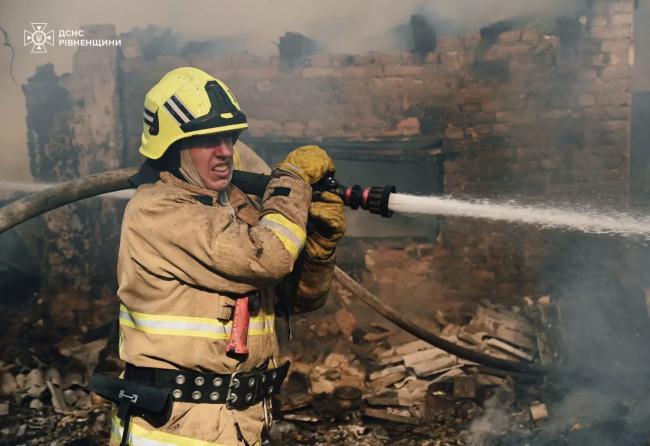 Вогонь знищив будівлю у селі на Дубенщині