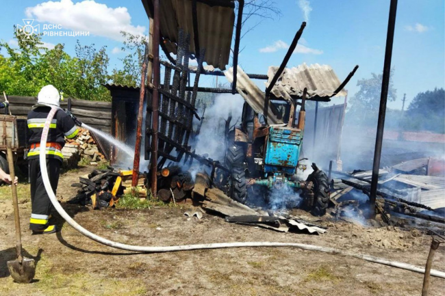 У селі на півночі Рівненщини вогонь знищив господарську будівлю та трактор