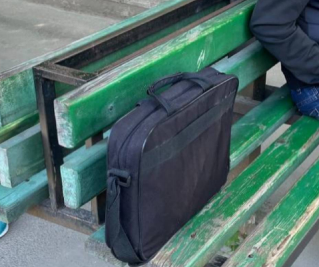 У Рівному жінка налякалася через сумку на зупинці, а це був ноутбук вчительки