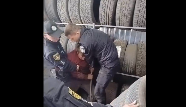 З`явилося відео затримання двох чоловіків за ухилення від мобілізації в Березному
