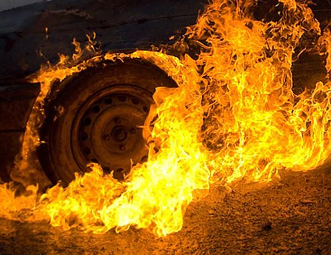 Горіли автомобіль і гараж: у селі на півночі Рівненщини сталася пожежа