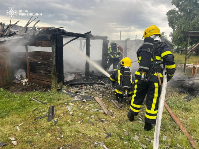 На Сарненщині вщент згоріла будівля: вогонь ледь не перейшов на хати (ФОТО)
