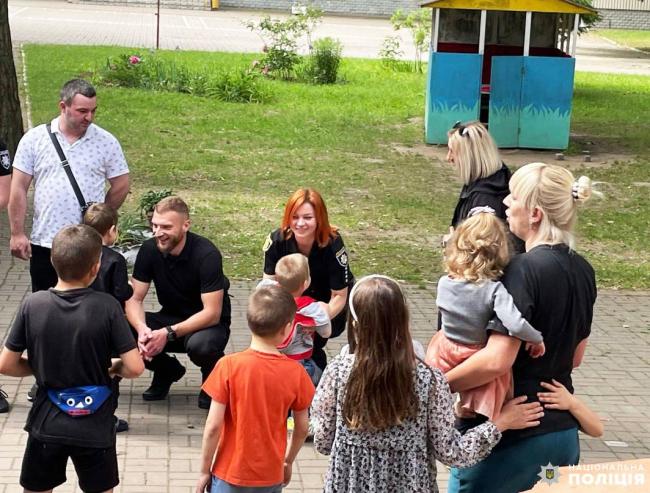 На Рівненщині поліцейські навідалися до малечі в реабілітаційний центр (ФОТО)
