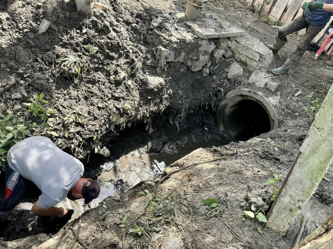 У селищі на півночі Рівненщини розчистили каналізацію, де після зливи затримувалася вода