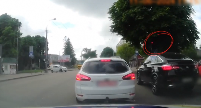 У Рівному водій "Mercedes" проїхав на червоне світло перед патрульним авто (ВІДЕО)