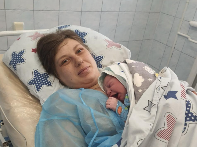 Переселенка, яка прибула на Рівненщину евакуаційним потягом, народила дівчинку