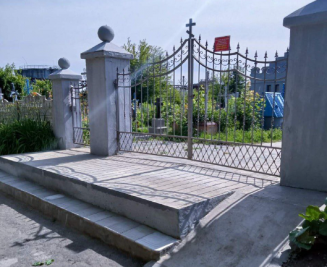 У Квасилові відремонтували сходи на кладовищі (ФОТО)