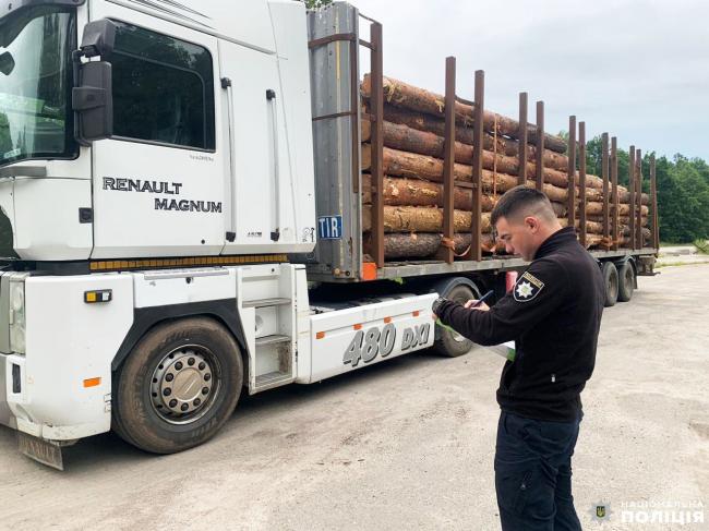 На блокпосту на Рівненщині вилучили вантажівку із майже 40 кубами деревини