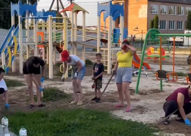 У селі на Рівненщині жителі та комунальники навели лад на дитячому майданчику (ВІДЕО)