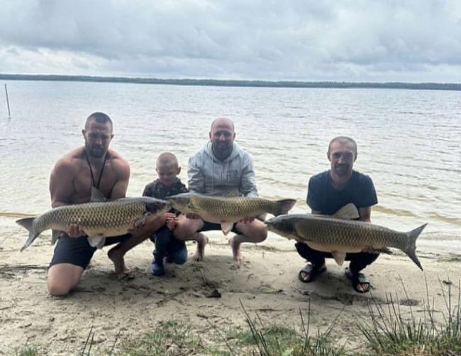 На Рівненщині рибалки спіймали три великих білих амури на озері (ФОТО)