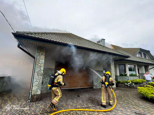 Густий дим і загроза перекидання вогню: рятувальники показали, як гасили пожежу в Дубні