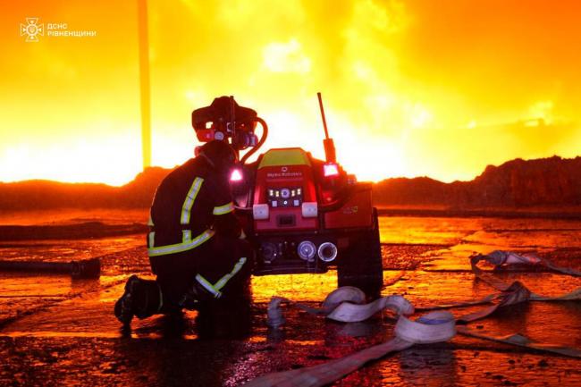 Пожежний робот рятувальників Рівненщини гасить вогонь на місцях ворожих ударів