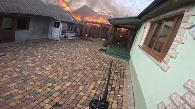 Усе свідчило про пізнє виявлення пожежі: у селі на Дубенщині від вогню врятували будинок (ВІДЕО)