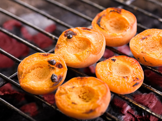 Тост зі смаженими абрикосами і сиром: рецепт оригінальної літньої закуски