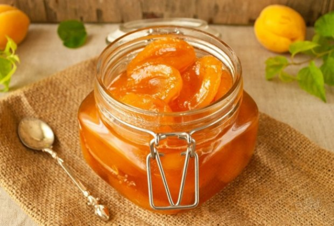 Ідеально смакуватиме із млинцями: смачне й ароматне варення з абрикос