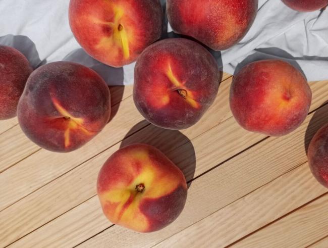 Як вивести пляму від персика: корисні поради для дому