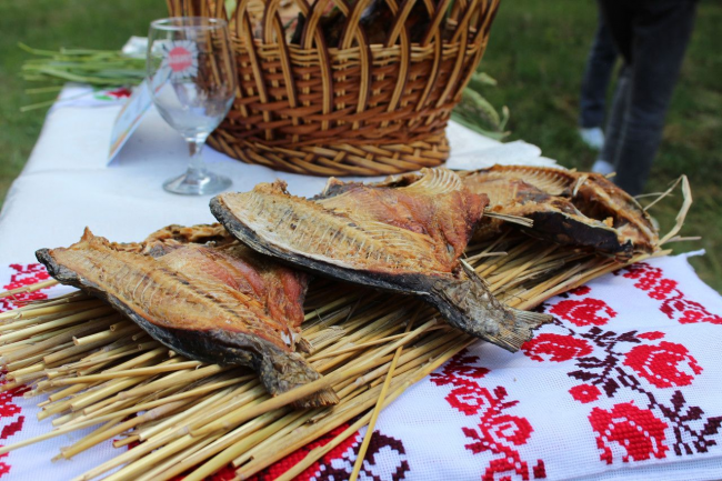 Мешканка села на півночі Рівненщини розповіла, як готує автентичну сушену рибу в печі