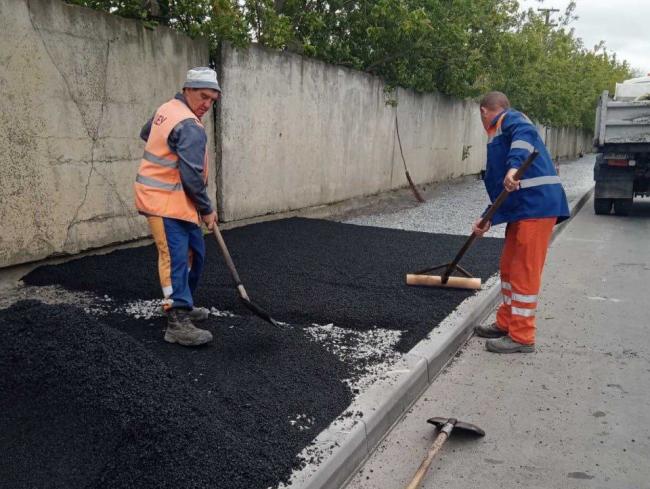 На вулиці Білій у Рівному продовжують облаштовувати тротуар