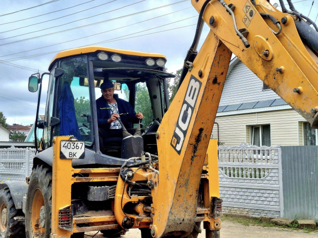 "Одне одного розуміємо по жестах": як проходять робочі будні машиніста екскаватора з Рівненщини